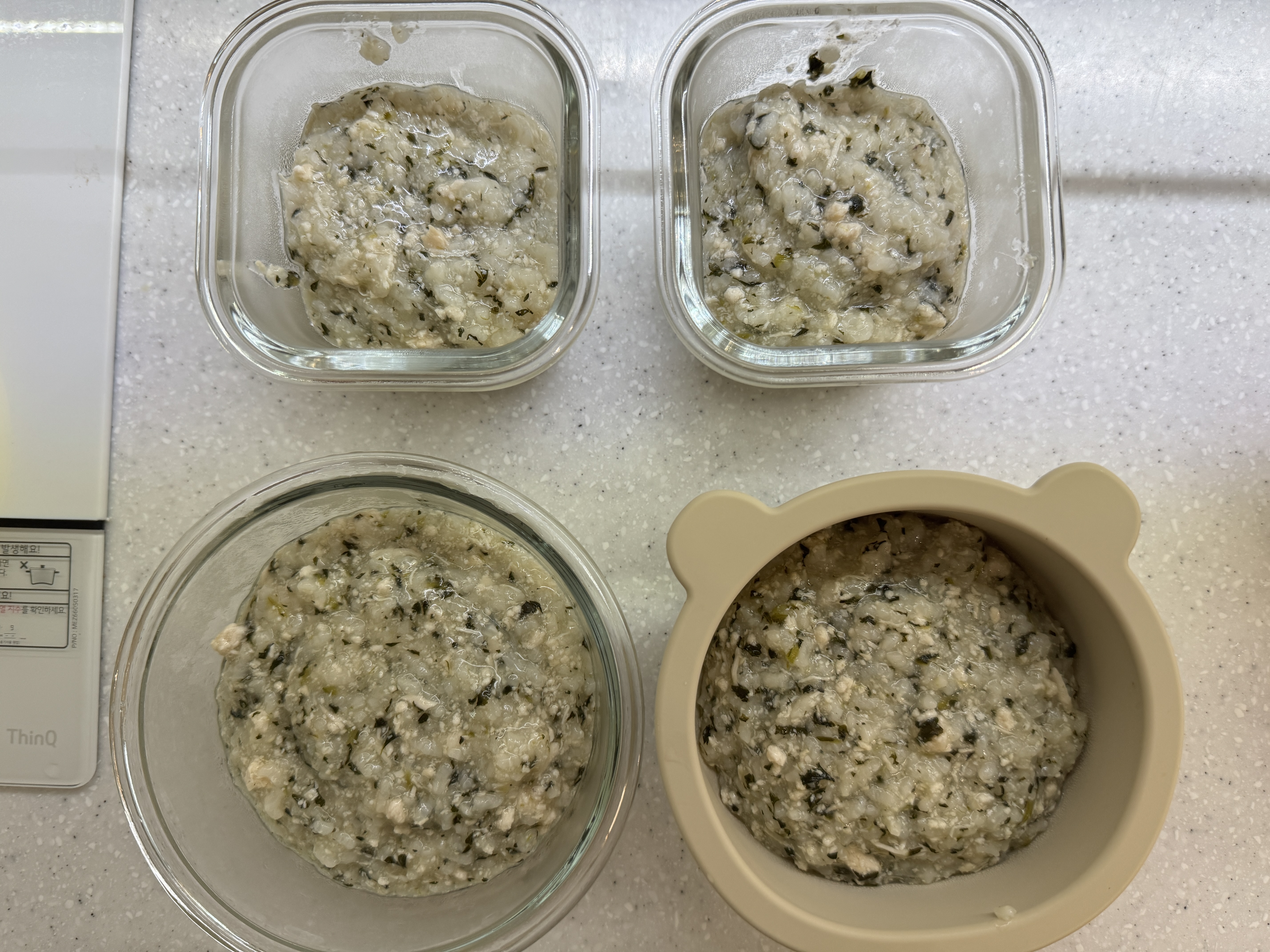 닭고기비타민채소양파죽을 소분한 사진