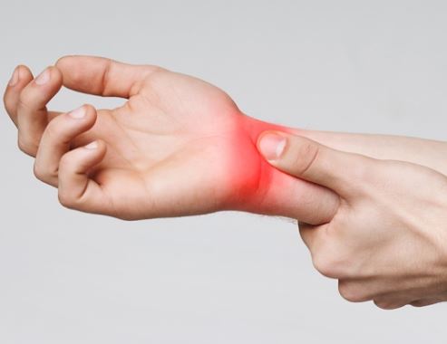 손목 부위가 붉게 부어오른 사진