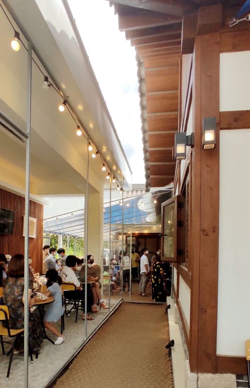 입구쪽 대기시간동안 앉아 있을수 있는 테이블과 의자가 많다