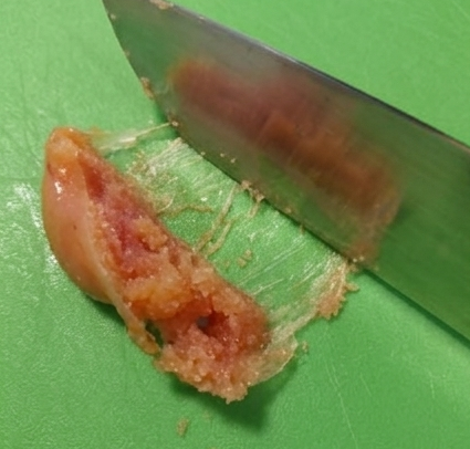 초록색 도마 위에서 칼등을 이용해 명란젓의 껍질을 분리하고 알만 긁어내는 손질 과정 - 아보카도 명란 비빔밥용 명란 손질 팁 - 푸드 블로거 보라카이