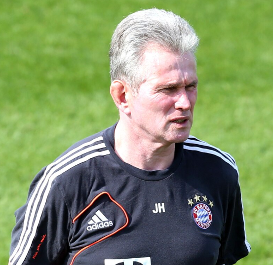 운동장에서 선수들을 바라보고 있는 하인케스