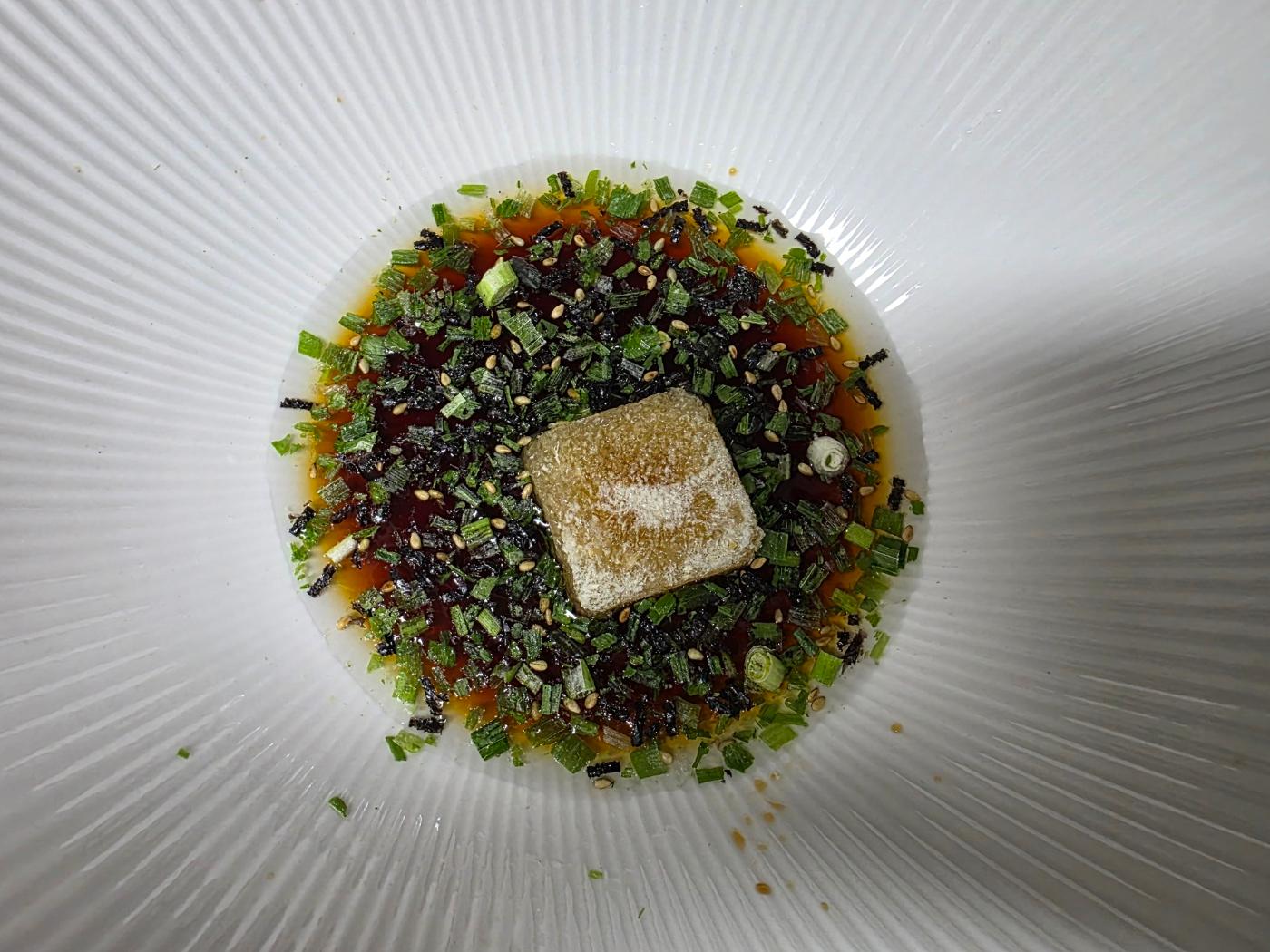 건더기 블럭 넣는 장면