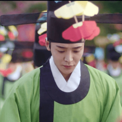 어사화를 쓰고 아래를 보는 로운