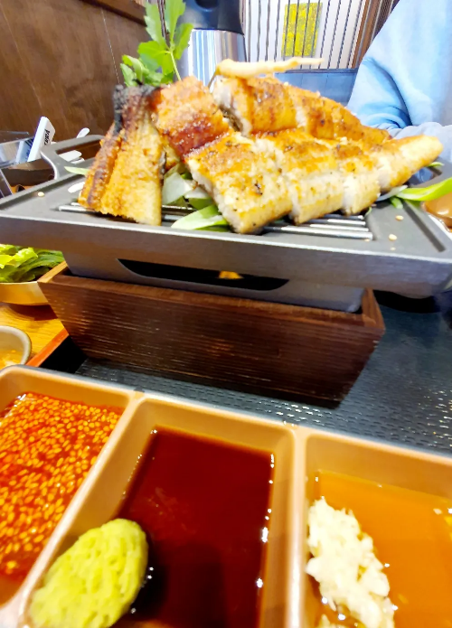 장어-구이-정식-1-화로에-굽기 