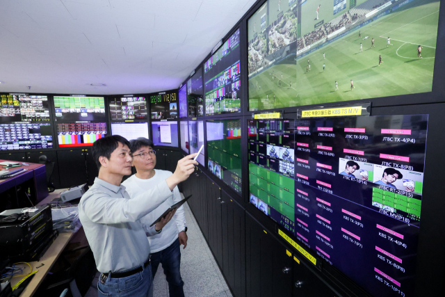 2026 북중미 월드컵 중계 보는 법 총정리｜TV&middot;모바일&middot;무료 시청 방법까지 전 세계 축구 팬들이 기다리는 2026 FIFA 북중미 월드컵이 드디어 다가오고 있습니다. 대한민국 축구 국가대표팀 역시 본선 무대를 밟게 되면서 국내 팬들의 관심도 뜨거워지고 있는데요. 하지만 막상 월드컵이 시작되면 &amp;quot;어디서 중계를 보지?&amp;quot; &amp;quot;무료로 볼 수 있을까?&amp;quot; &amp;quot;휴대폰으로 시청할 수 있나?&amp;quot; 라는 궁금증이 생기기 마련입니다. 오늘은 2026 월드컵 중계를 가장 편하게 보는 방법을 정리해보겠습니다. 2026 월드컵은 언제 열릴까? 2026 FIFA 북중미 월드컵은 개막일 : 2026년 6월 11일 결승전 : 2026년 7월 19일 까지 진행됩니다. 이번 대회는 미국&amp;#44; 캐나다&amp;#44; 멕시코가 공동 개최하며&amp;#44; 사상 처음으로 48개국이 참가하는 월드컵으로 열립니다. 국내 TV 중계는 어디서 볼 수 있을까? 아직 FIFA와 국내 방송사의 최종 중계권 계약이 모두 공개되지는 않았지만&amp;#44; 역대 월드컵 사례를 보면 다음 방송사들이 중계를 맡을 가능성이 높습니다. 예상 중계 방송사 KBS MBC SBS 2022 카타르 월드컵 역시 지상파 3사가 공동 중계를 진행했습니다. 따라서 TV만 있다면 별도의 추가 비용 없이 월드컵을 시청할 수 있을 가능성이 큽니다. 스마트폰으로 보는 방법 요즘은 TV보다 모바일 시청을 선호하는 팬들도 많습니다. 월드컵 모바일 중계는 보통 다음 플랫폼을 통해 제공됩니다. 모바일 시청 플랫폼 방송사 공식 앱 OTT 서비스 스포츠 중계 앱 특히 대한민국 경기의 경우 실시간 채팅과 하이라이트 기능까지 제공되는 경우가 많습니다. 출퇴근길이나 여행 중에도 편하게 응원할 수 있다는 장점이 있습니다. OTT로 월드컵 보기 최근 스포츠 중계의 중심은 OTT로 이동하고 있습니다. 국내에서는 다음과 같은 플랫폼들이 후보로 거론됩니다. OTT 중계 가능 플랫폼 웨이브(Wavve) 쿠팡플레이 티빙(TVING) 다만 중계권 계약에 따라 실제 제공 여부는 달라질 수 있으므로 대회 개막 전 반드시 확인하는 것이 좋습니다. 무료 시청도 가능할까? 네&amp;#44; 가능합니다. 지상파 방송이 중계를 맡는다면 누구나 무료로 시청할 수 있습니다. 무료 시청 방법 TV 지상파 방송 방송사 공식 홈페이지 방송사 모바일 앱 별도의 유료 가입 없이도 대한민국 대표팀 경기를 응원할 수 있는 셈입니다. 해외에서 월드컵 보는 방법 해외 거주 중인 경우에는 국가별 공식 중계 플랫폼을 이용하면 됩니다. 대표적인 해외 중계사는 다음과 같습니다. 해외 주요 중계사 미국 : FOX Sports 영국 : BBC&amp;#44; ITV 일본 : NHK&amp;#44; TV Asahi 거주 국가에 따라 중계 채널이 달라질 수 있으니 사전에 확인하는 것이 중요합니다. 대한민국 경기 알림 설정하는 법 월드컵은 대부분 새벽 시간대에 열릴 가능성이 높습니다. 놓치지 않기 위해서는 알림 설정을 추천합니다. 알림 설정 방법 스마트폰 캘린더 등록 스포츠 앱 알림 설정 포털 경기 일정 구독 특히 대한민국 경기만 따로 등록해두면 편리하게 응원할 수 있습니다. 월드컵을 더 재미있게 즐기는 팁 월드컵은 혼자 보는 것도 좋지만 함께 즐길 때 더욱 재미있습니다. 추천 방법은 다음과 같습니다. 가족과 함께 TV 시청 친구들과 응원 모임 치킨과 야식 준비 거리응원 참여 응원 유니폼 착용 특히 대한민국 대표팀 경기 날에는 전국 곳곳에서 뜨거운 응원 열기를 느낄 수 있을 것으로 기대됩니다. 마무리 2026 북중미 월드컵은 역대 최대 규모로 펼쳐지는 만큼 중계 방식도 더욱 다양해질 전망입니다. TV&amp;#44; 모바일&amp;#44; OTT 등 자신의 생활 패턴에 맞는 방법을 미리 준비해두면 대한민국 대표팀의 소중한 순간을 놓치지 않고 함께할 수 있습니다. 손흥민과 태극전사들이 만들어갈 새로운 월드컵의 역사를&amp;#44; 가장 편한 방법으로 즐겨보시기 바랍니다. SEO 키워드 월드컵 중계 보는 법&amp;#44; 2026 월드컵 중계&amp;#44; 월드컵 무료 시청&amp;#44; 대한민국 축구 중계&amp;#44; 월드컵 OTT&amp;#44; 월드컵 모바일 시청&amp;#44; 월드컵 TV 중계&amp;#44; 북중미 월드컵 중계&amp;#44; 손흥민 경기 중계&amp;#44; 월드컵 시청 방법