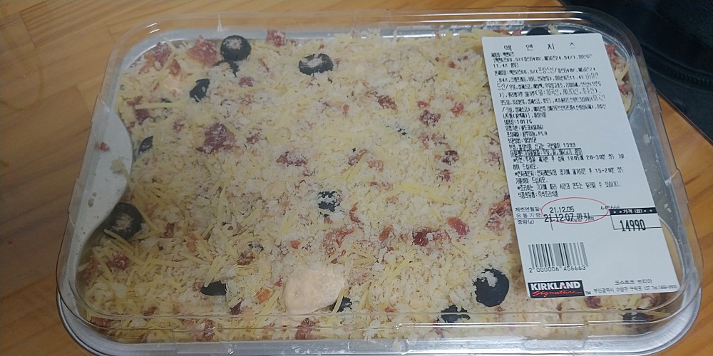 은색으로된-그릇에-치즈-베이컨-마카로니-올리브가-들어간-코스트코-맥앤치즈가-담겨있고-투명한-플라스틱-뚜껑이-덮혀있다