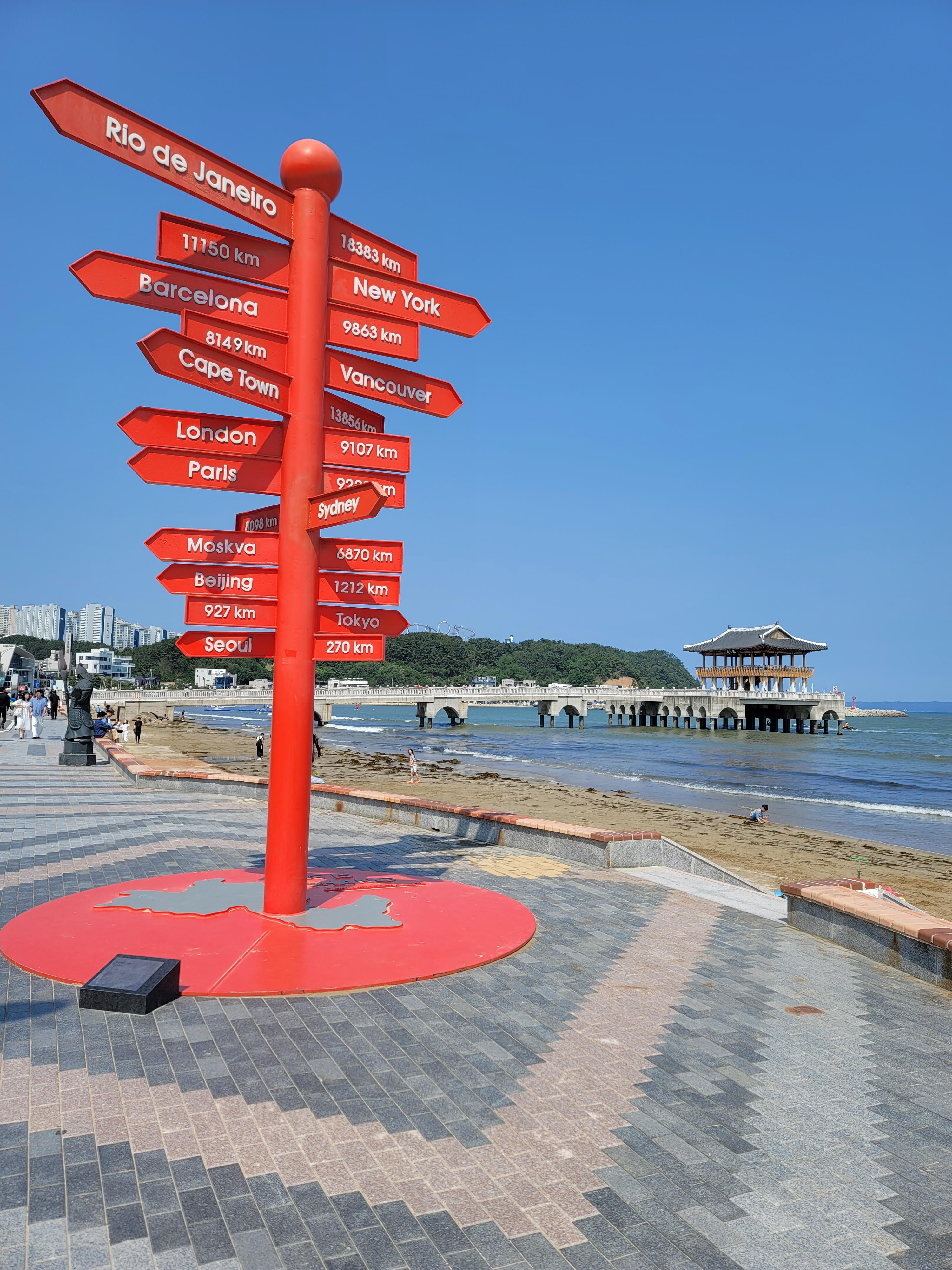 포항 영일대 조각품과 누각 모습