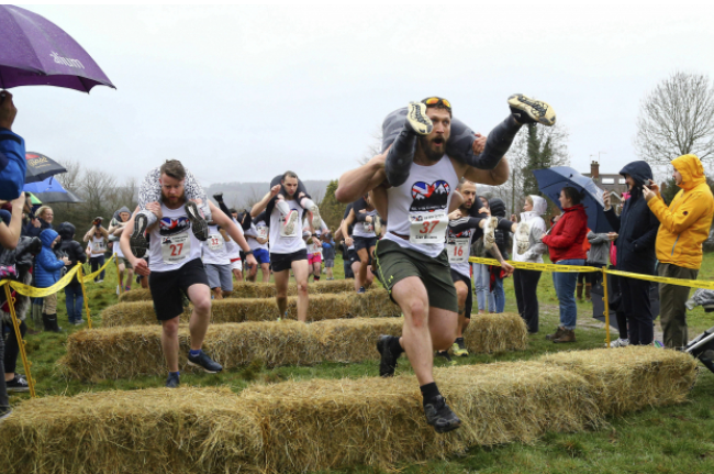 핀란드 ‘아내 업기 대회’의 우승 전략과 숨겨진 규칙