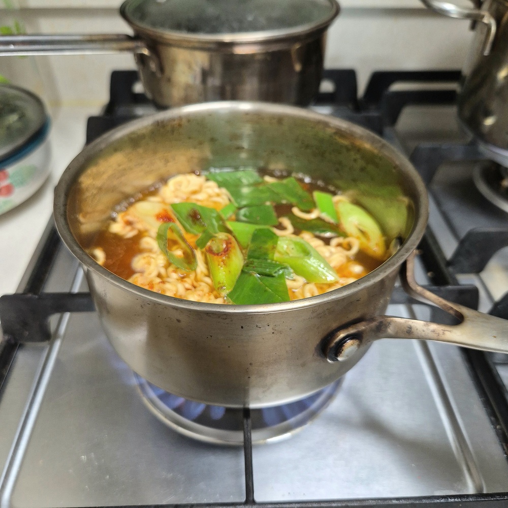 대파를 넣어 라면 반 개를 끓이는 모습