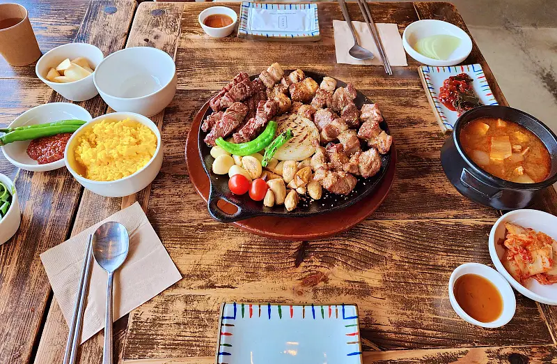 전참시 전지적참견시점 육성재 정채연 금수저 샐러드 파스타, 구워 나오는 고기 한상, 경주 황리단길 100년 고택 고기집 맛집 소개