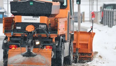 제설차가-염화칼슘을-뿌리는-모습