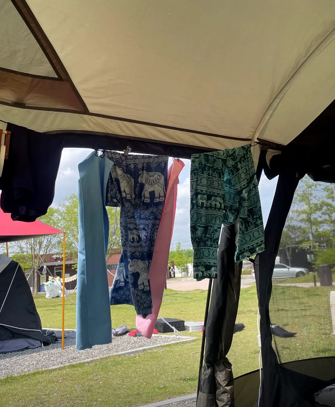 다이소-캠핑용품-추천-가족캠핑-필수템-카라비너-빨래줄-파우치-방수바스켓-사용후기