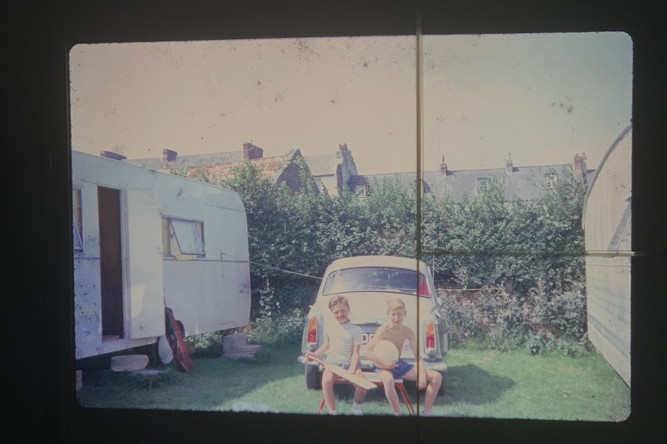 인물이 프레임 하단에 붙어있어 인물에 가야할 집중이 아래 방향으로 소멸하고 있다. 시선을 어디에 둬야할 지 모를 사진.