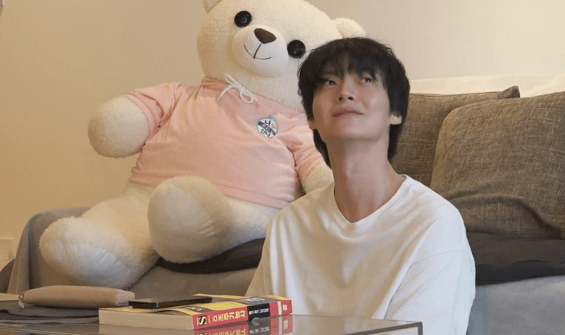 나 혼자 산다 안재현이 웃고 있다