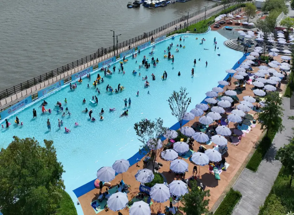 양화-물놀이장에서-사람들이-수영하는-모습