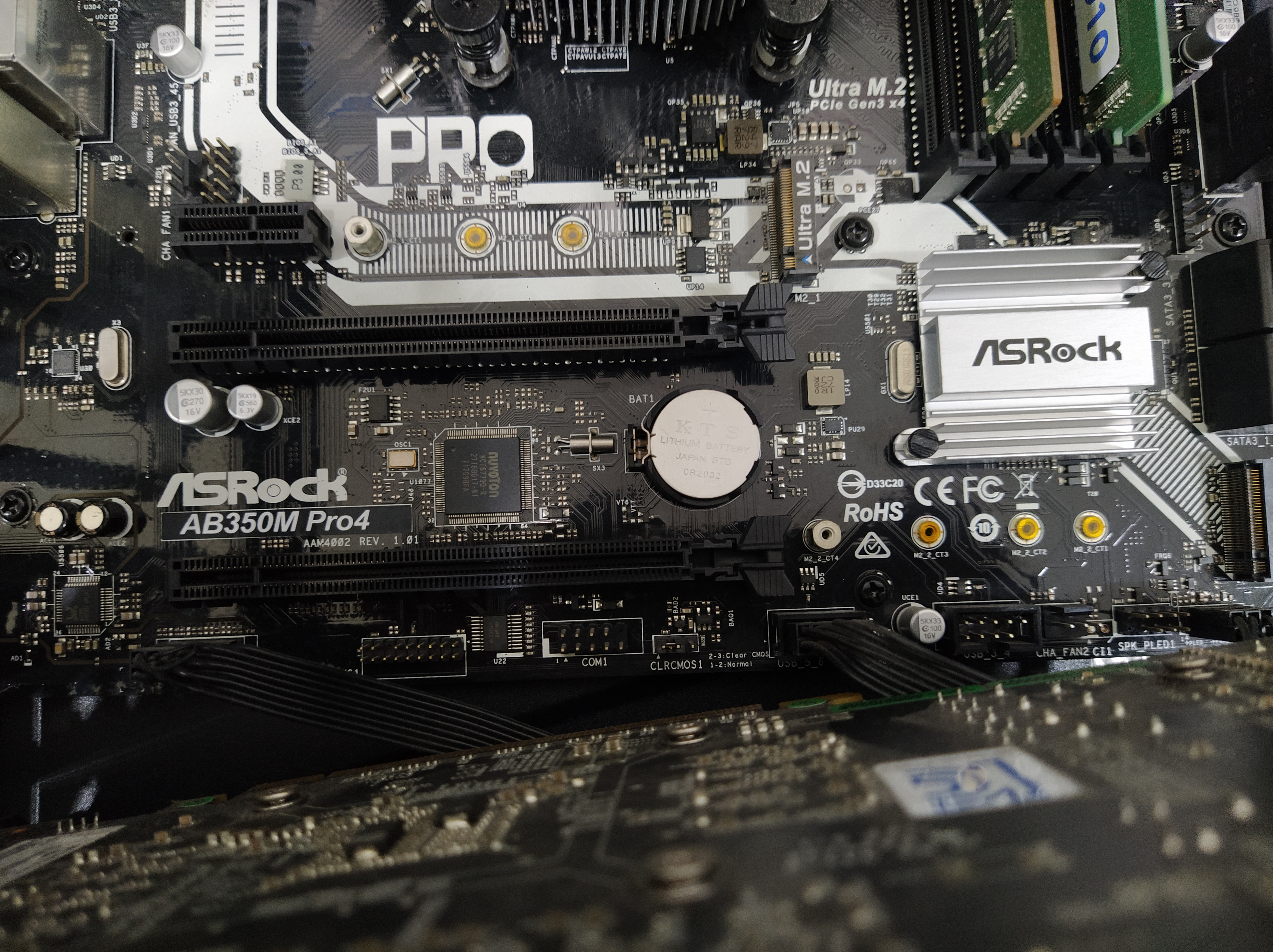 AB350M PRO4 시모스 배터리의 위치는 그래픽카드 슬롯 밑에 있습니다.&nbsp; (CR2032)