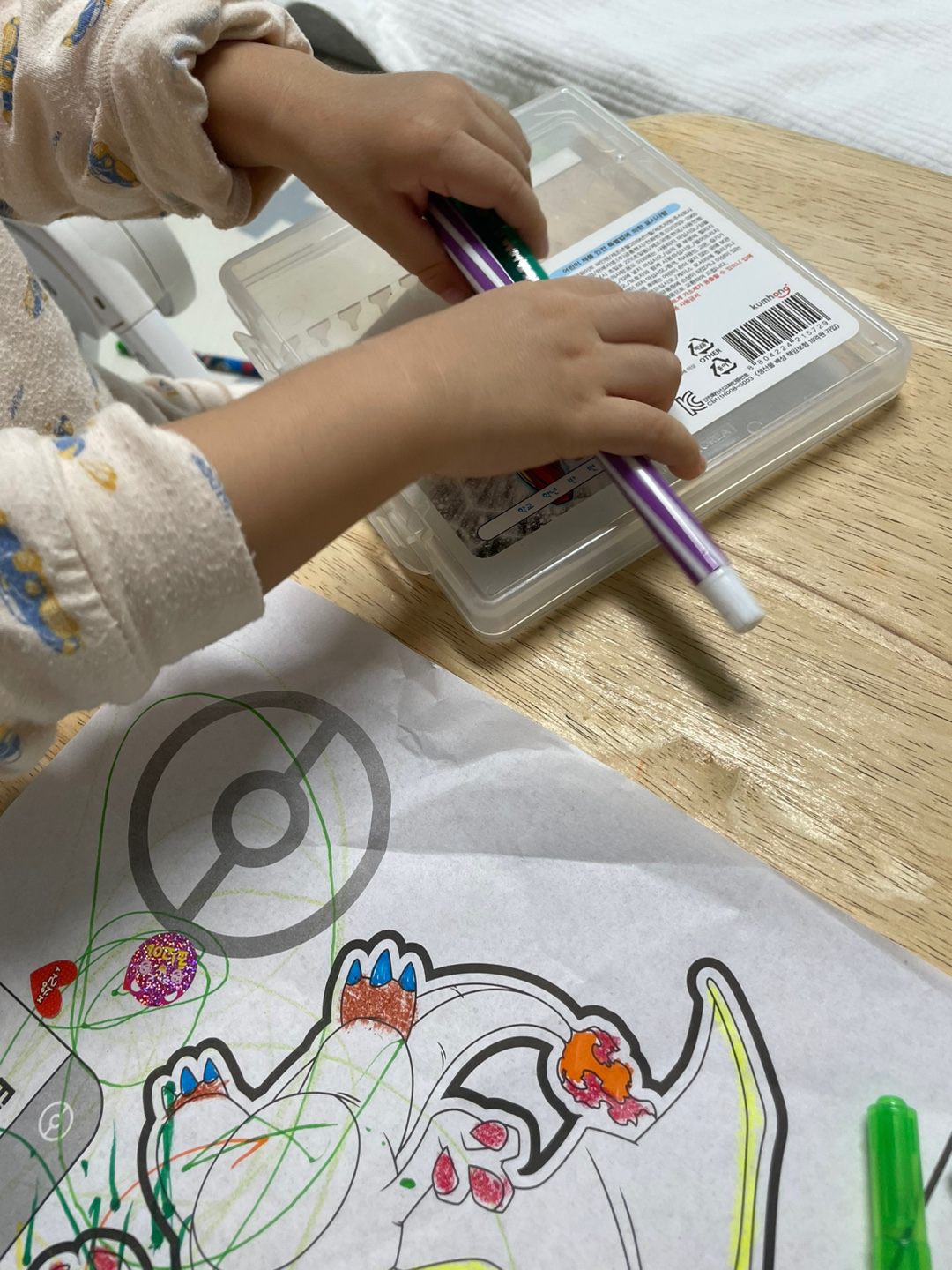 색연필 통 과 색연필