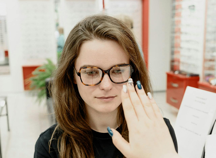 시력을-검사하는-여성