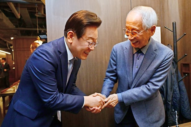 이재명 더불어민주당 대표가 지난해 10월 30일 서울 여의도 한 음식점에서 오찬회동을 하기전 윤여준 전 환경부 장관과 인사하고 있다./조선일보DB