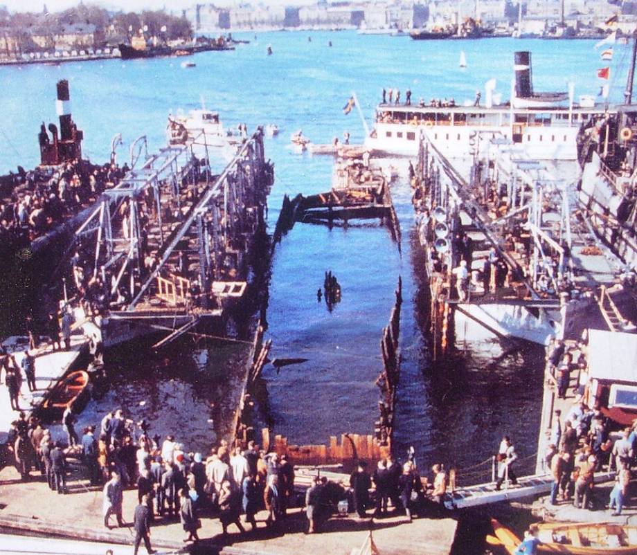 1961년 스톡홀름에서 333년 만에 인양된 전함 바사와 인양 작업 현장