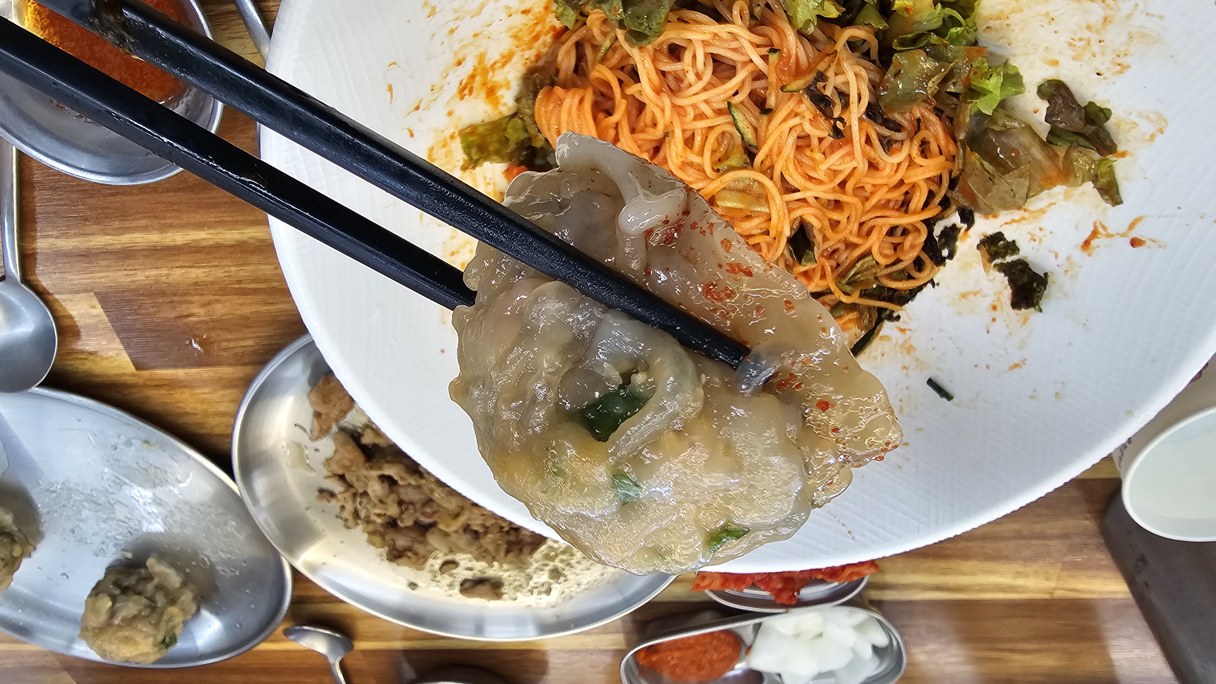 국수랑 찰떡궁합 굴림왕만두