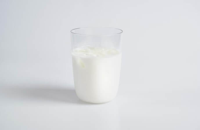 컵에 담긴 우유