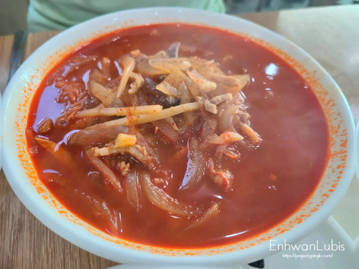 흰색-대접-빨간국물-야채건더기가-올려진-짬뽕