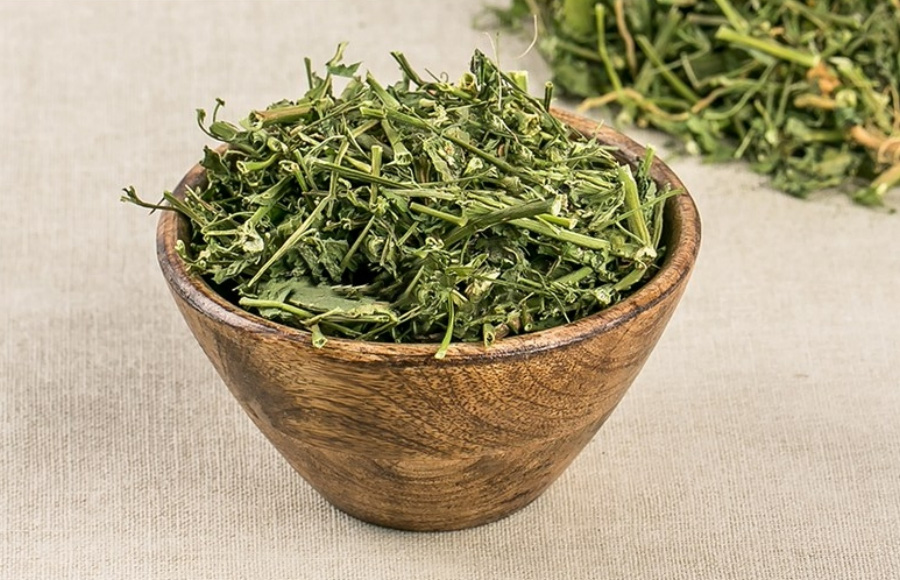 야생에서 채취를 한 까마중 줄기를 깨끗하게 세척한 후에 잘라놓은 것을 동그란 나무 그릇에 가득 담아둔 것을 바닥에 두고 그 옆에는 까마중 줄기를 잘라놓은 것을 놓아두고 찍은 사진