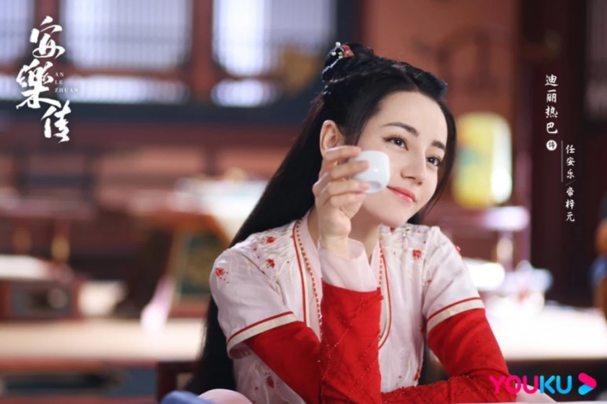 술잔을 들고 웃고 있는 임안락, 디리러바