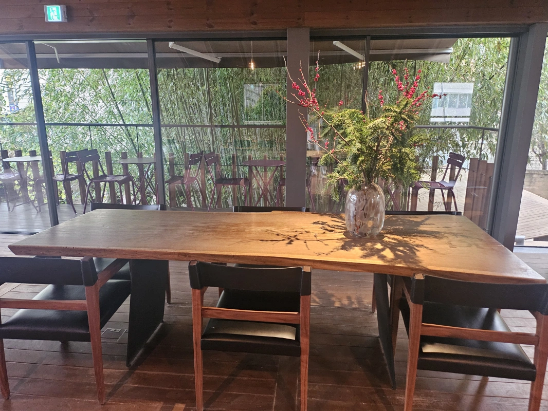 2층내부공간-긴탁자-의자6개-꽃병-꽃이 꽃아져있음