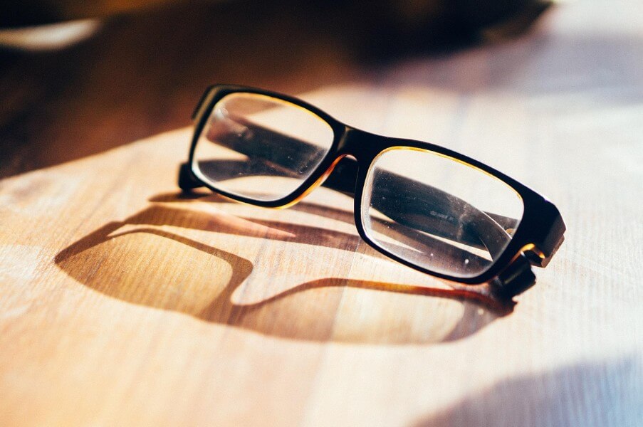 책상 위 안경