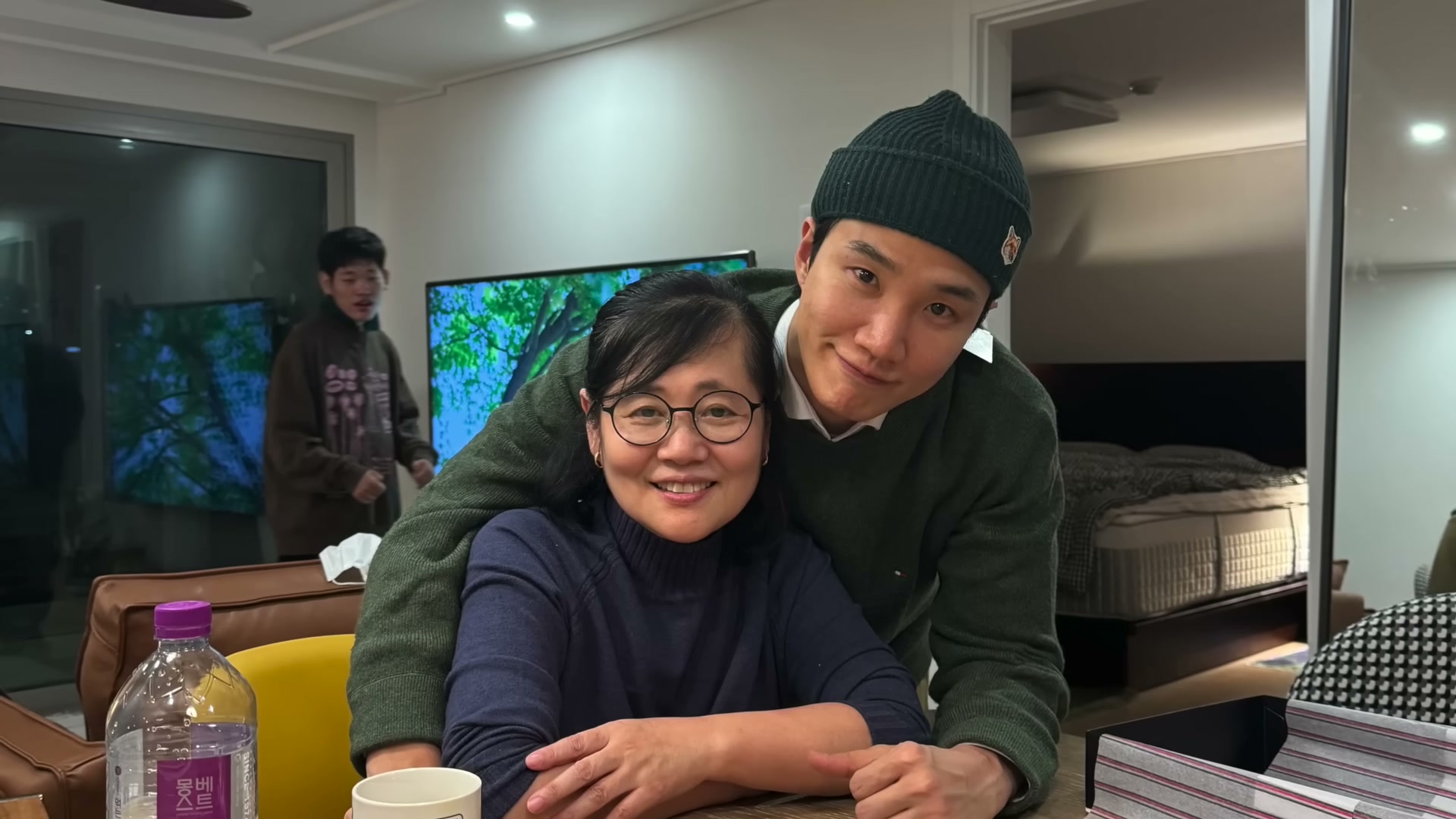거실에서 안경을 쓴 장모님 어깨에 김기리가 기대어 환하게 웃고 있는 가족 셀카, 배경에 처남이 살짝 보임