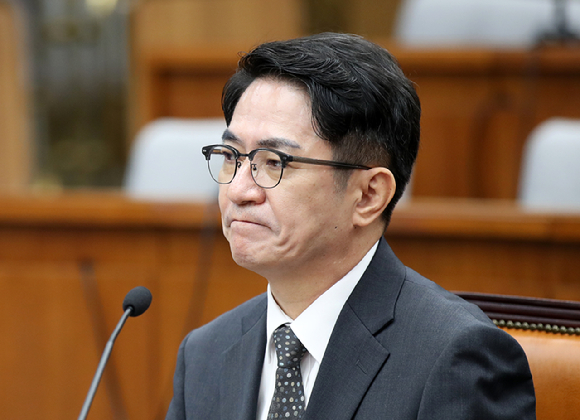 이균용 대법원장 후보자가 지난 9월 19일 오전 서울 여의도 국회에서 열린 자신의 인사청문회에서 입술을 굳게 닫고 있다. [사진=뉴시스]