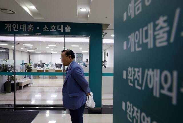 예금금리는 계속 하락 중…예대금리차는 더 벌어져