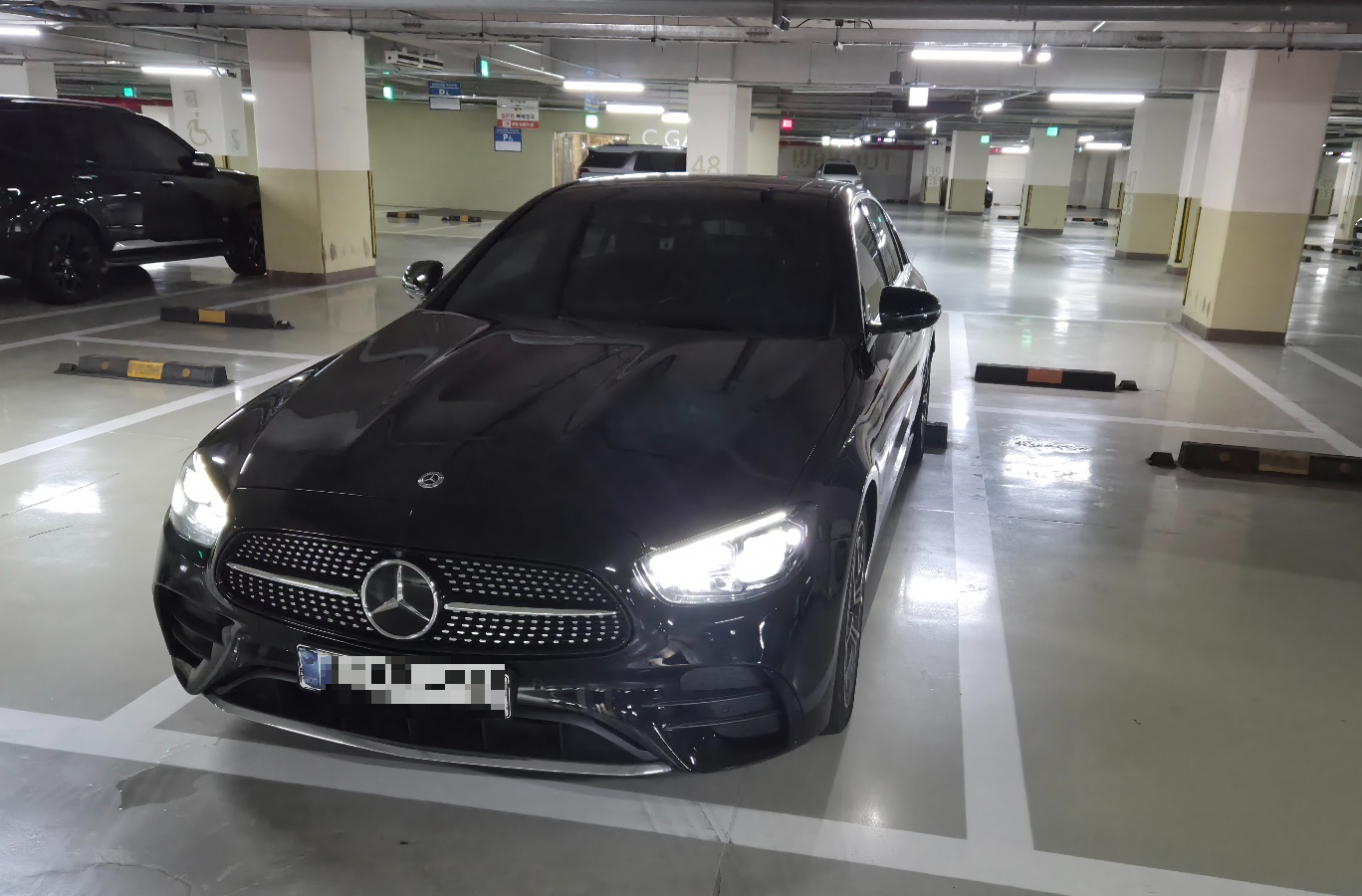 벤츠연비측정을 위하여 주차장에서 대기중인 차량화면