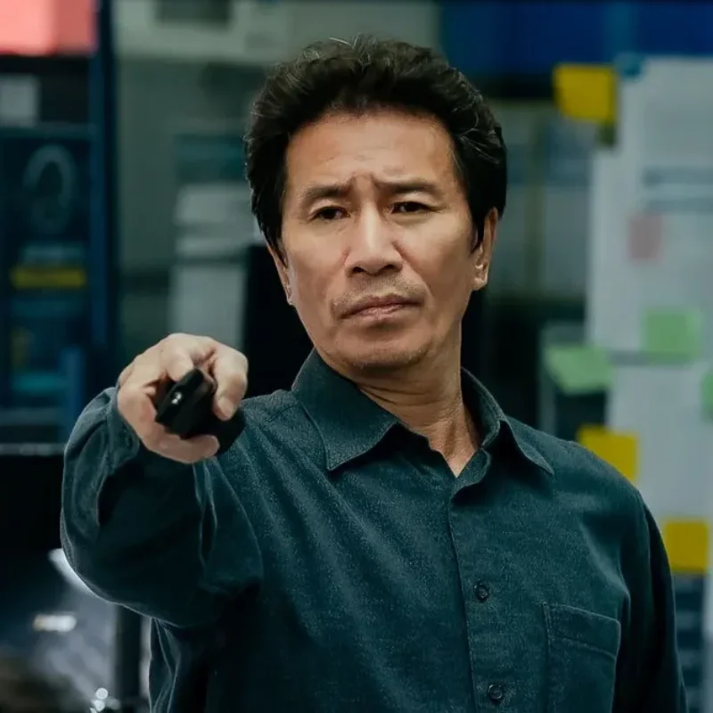 어느 경찰서를 배경으로 리모콘을 들고 있는 국민사형투표의 최진수