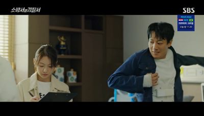 경찰서로 가기 위하여 옷을 입는 진호개와 그의 간병 보호자로 함께 가겠다고 서명하는 송설입니다.