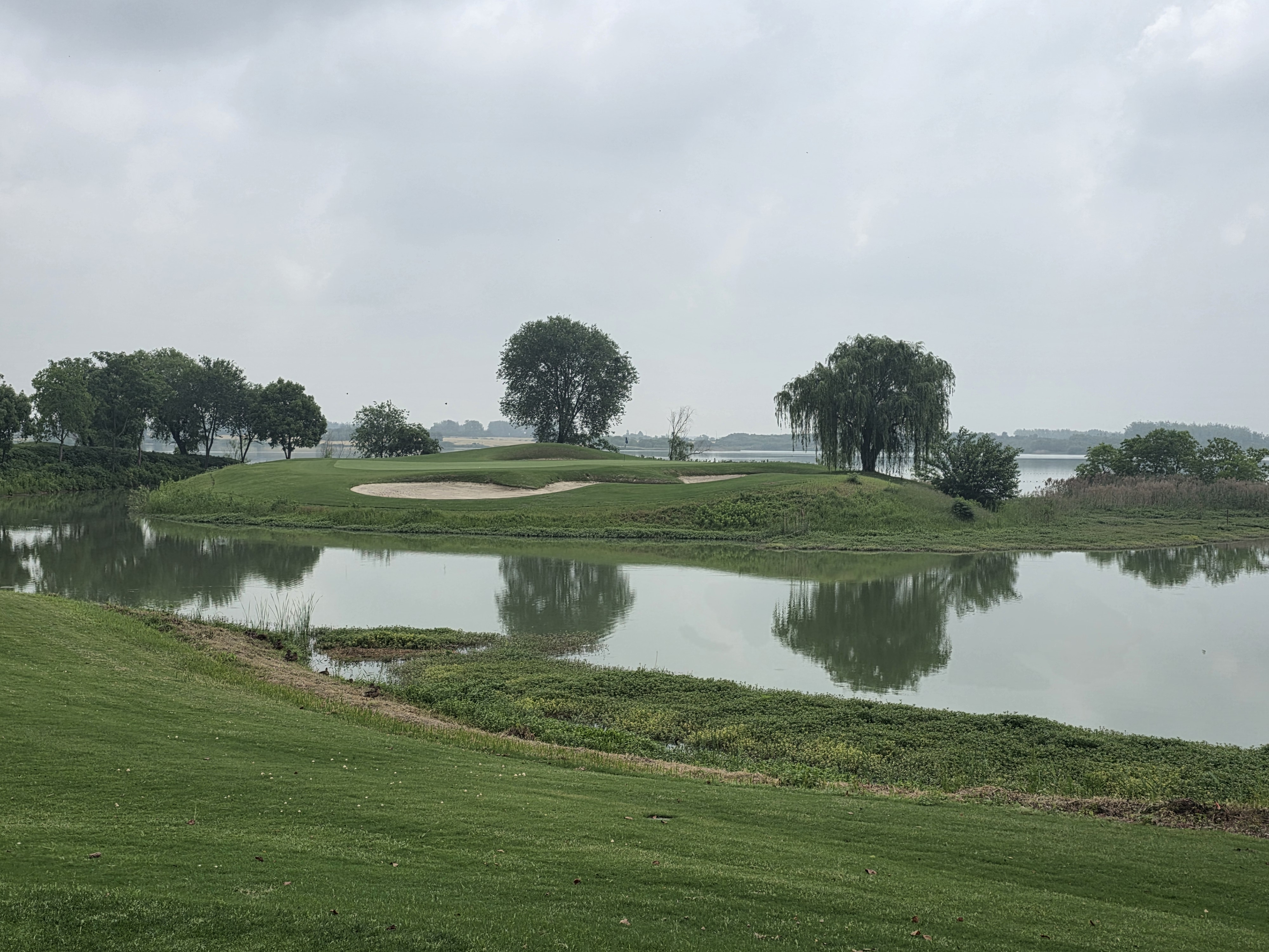 중국 안후이성 합비 (허페이&amp;#44; 合肥) 쌍봉호 골프장 7번홀 그린(Shuangfeng Lake Golf Club) 