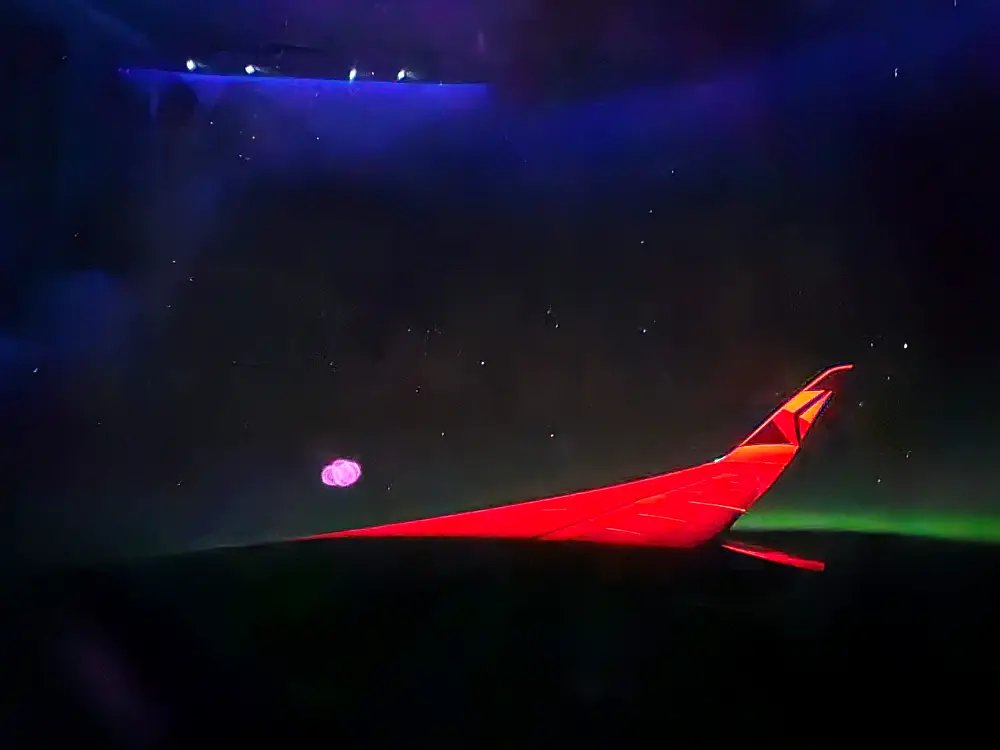 비행기에서 직접 촬영한 오로라