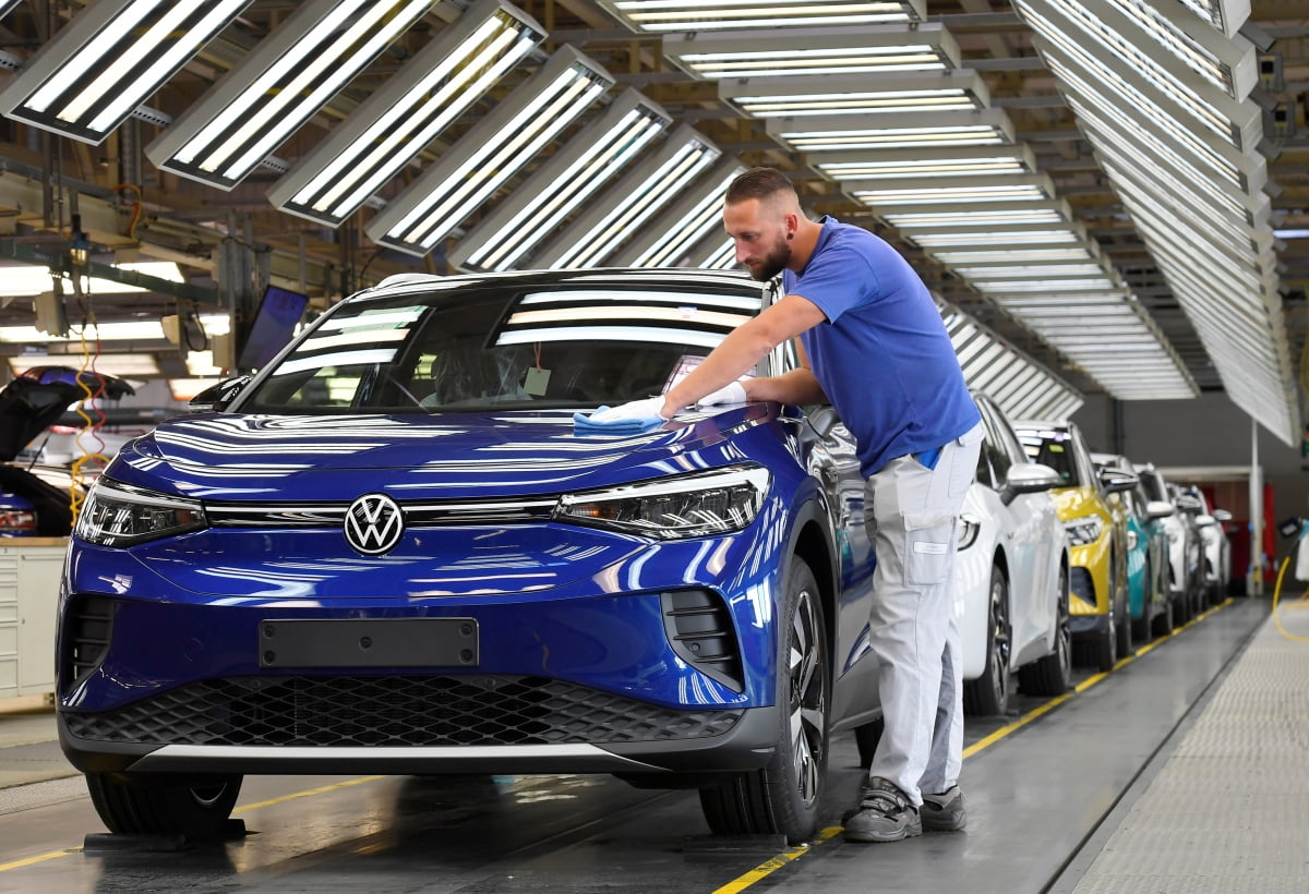 폭스바겐이 독일 내 자동차 공장과 중국 공장 페쇄를 앞두고 있다