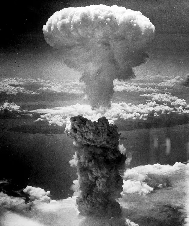 1945년 8월 9일, 일본 나가사키에 투하된 원자폭탄의 버섯구름