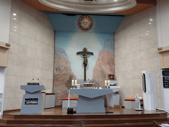 상계동성당 성전 안 제대, 제단, 십자고상, 감실 사진입니다.