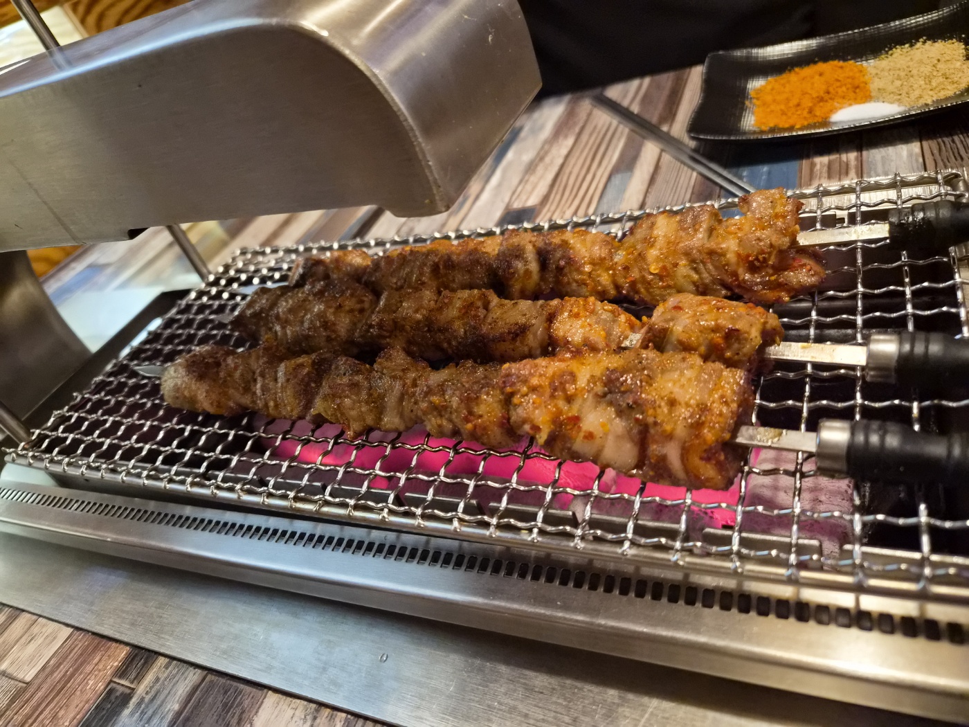 부평 양꼬치 맛집 &lsquo;오두막 양꼬치&rsquo; 솔직후기 매운왕양꼬치에 소주 한잔