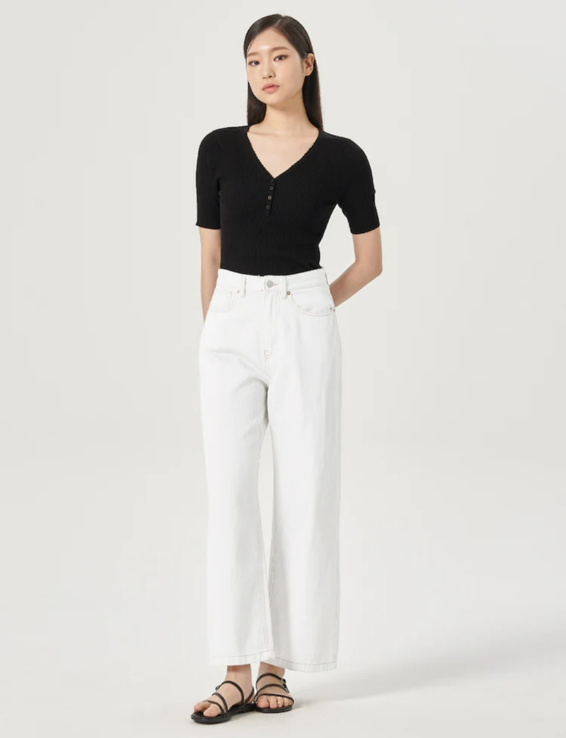 흰바지를 입고 정면을 바라보고있는 모델