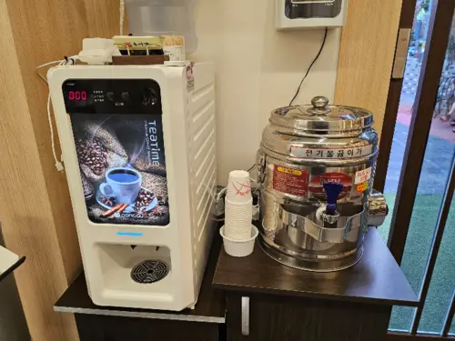 대기장소 뜨거운물과 자판기