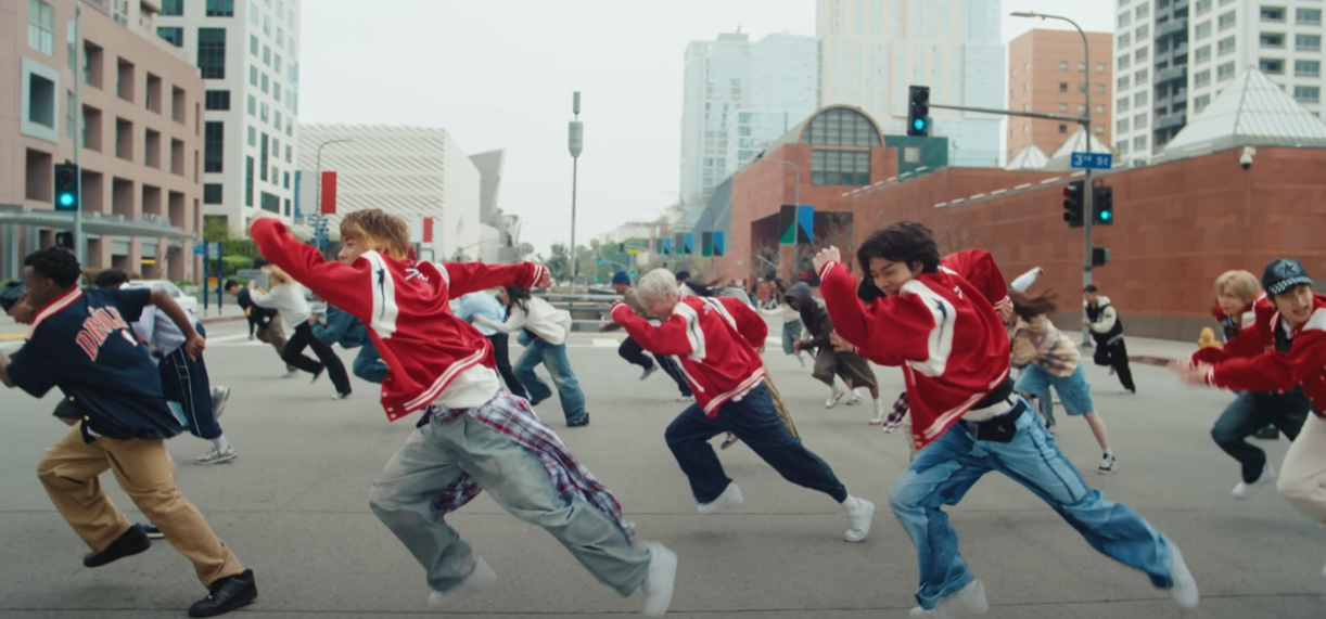 달려가는 집단 퍼포먼스