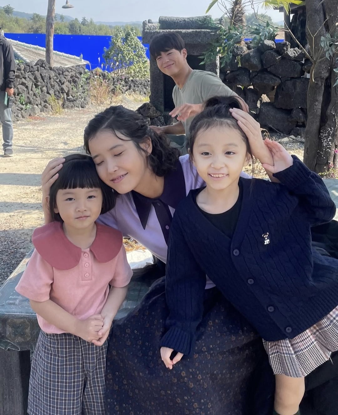 아이유와 박보검이 아역배우 2명과 함께 찍은 사진