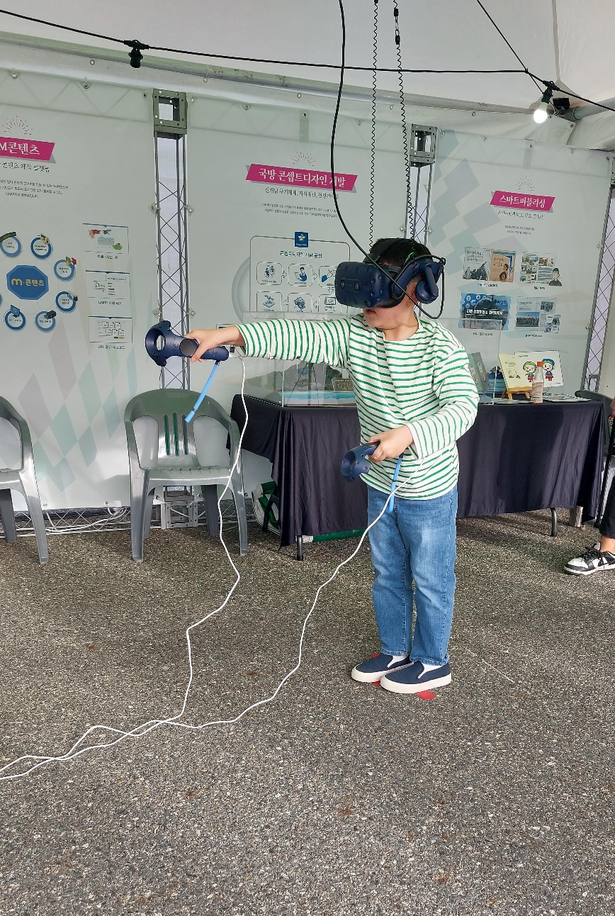 23년 계룡군문화축제 vr 컨텐츠 체험실 게임을 열심하는 우리 꼬맹이