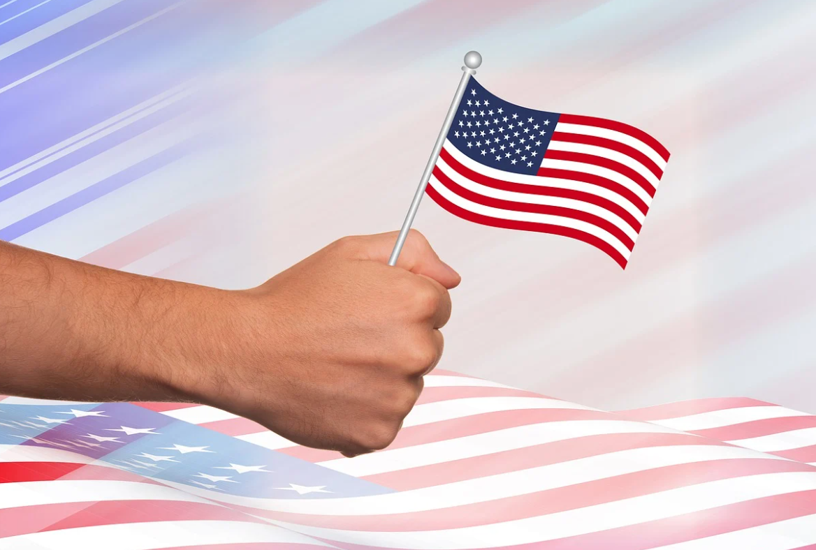 작은 미국 국기를 든 남자 손