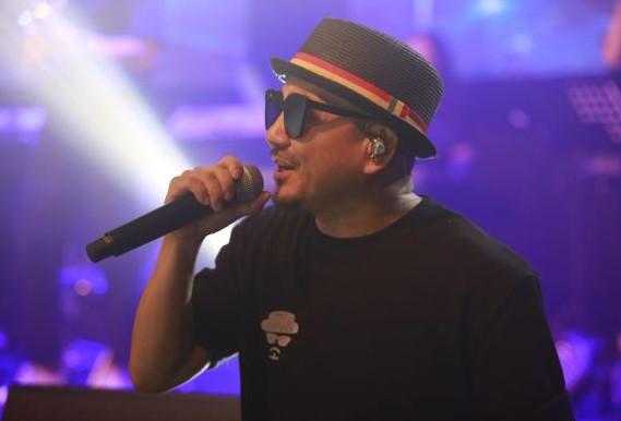 노래하고 있는 가수 박상민